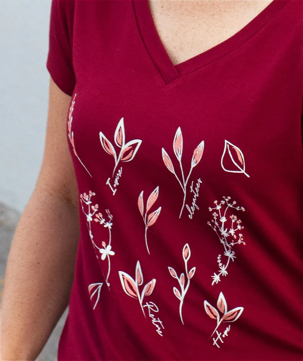 FLORAL v-neck tee in Burgundy