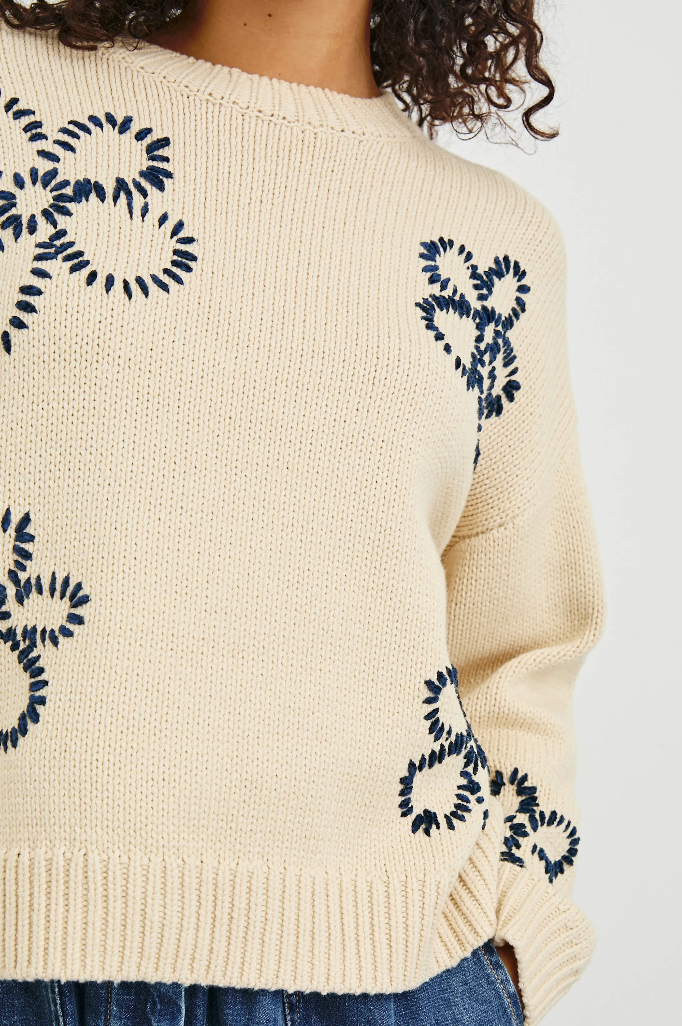 ZOEY SWEATER - IVORY NAVY STITCHED DAISIES