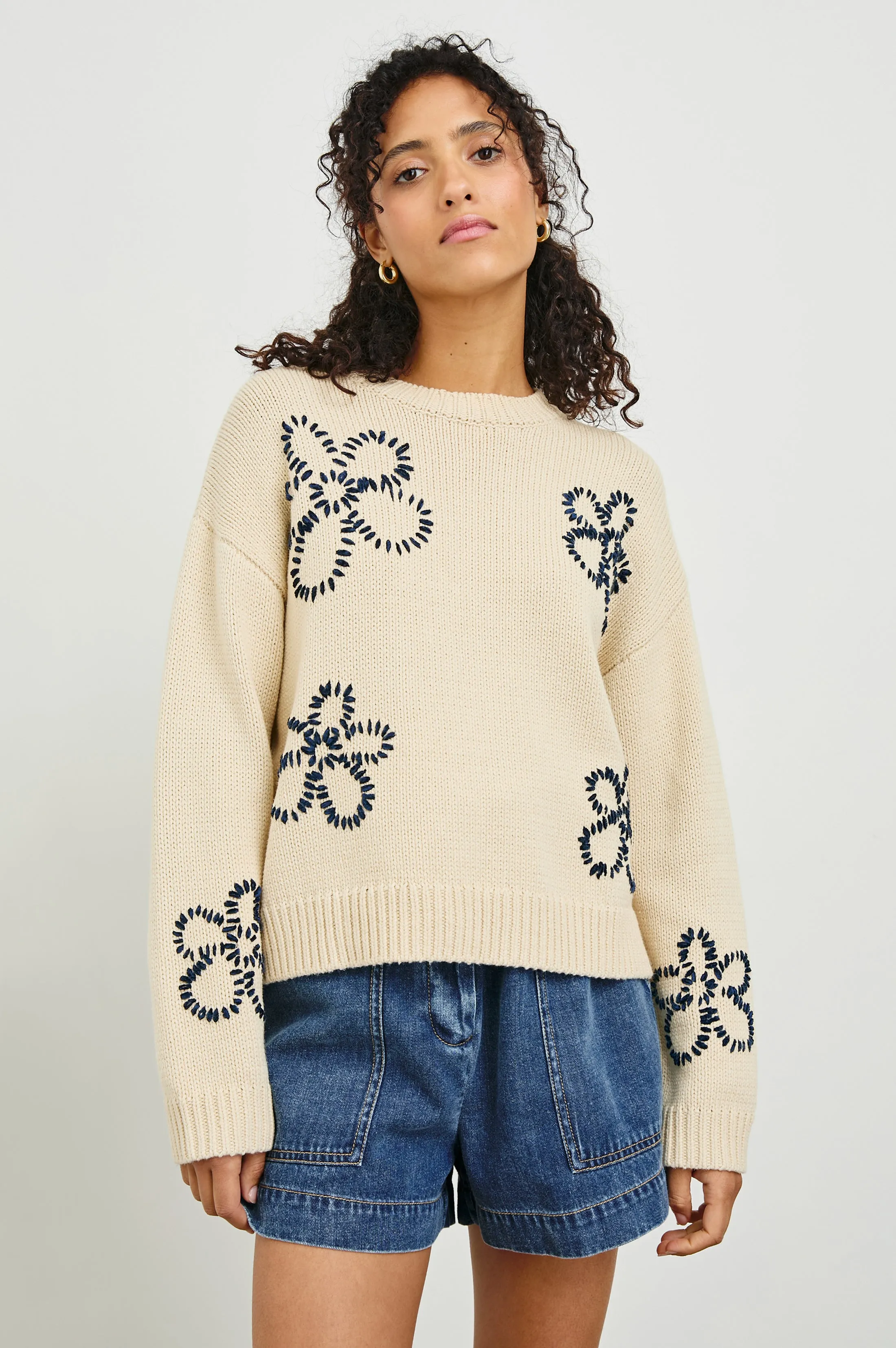 ZOEY SWEATER - IVORY NAVY STITCHED DAISIES